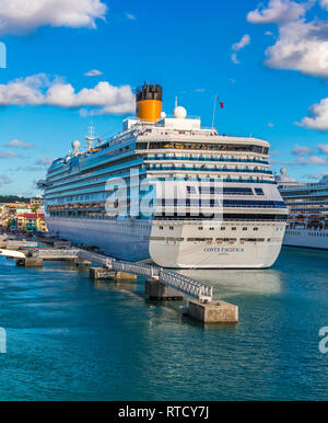 ANTIGUA, ANTILLES - mars 1, 2018 : l'économie d'Antigua est presque entièrement basée sur le tourisme. C'est une destination de croisière majeur, un lieu de villégiature Banque D'Images