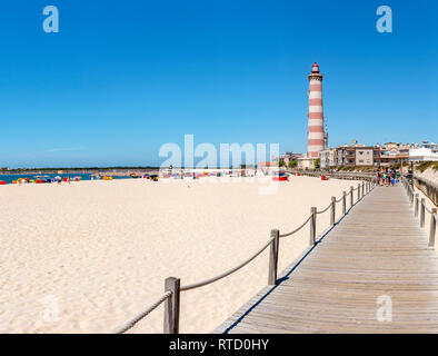 Praia do Paredão, Farol da Barra, Phare et Plage, Praia da Barra, Aveiro, Portugal Banque D'Images