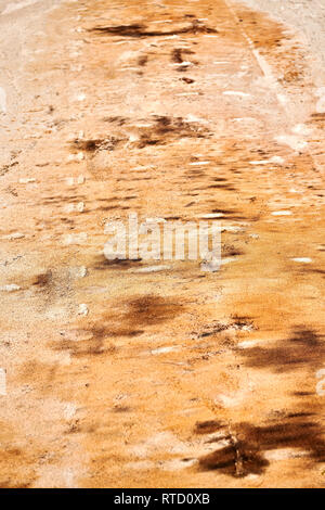 Plage de sable fin, pollué par rusty metal et de l'huile d'accoster les navires, vu à une île touristique aux Philippines Banque D'Images