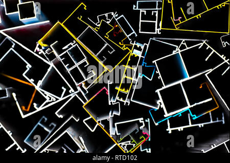 Vue graphique des barres de métal utilisé dans le domaine de la construction, marquée en différentes couleurs pour l'identification, photographié sur un fond noir Banque D'Images