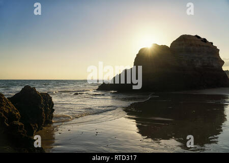 Coucher du soleil sur les formations rocheuses sur une plage de Praia da Rocha à Portimão, Algarve, Portugal. Banque D'Images