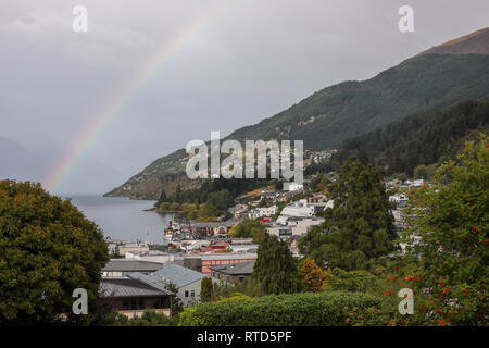 Nuageux / stormy photo à plus de Queenstown dans l'île Sud de la Nouvelle-Zélande au Lac Wakatipu à Walter en crête avec un arc-en-ciel. Banque D'Images