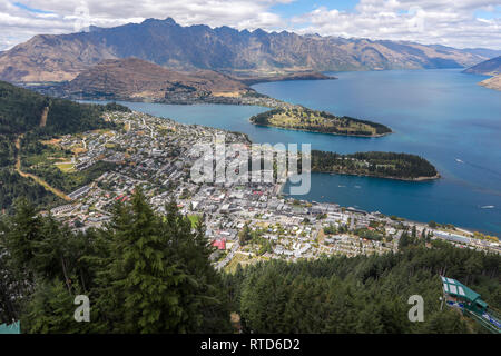 Queenstown et le lac Wakatipu depuis le restaurant sur Ben Lomond mountain Skyline Gondola.Les Remarkables en arrière-plan. L'île du sud de Nouvelle-Zélande Banque D'Images