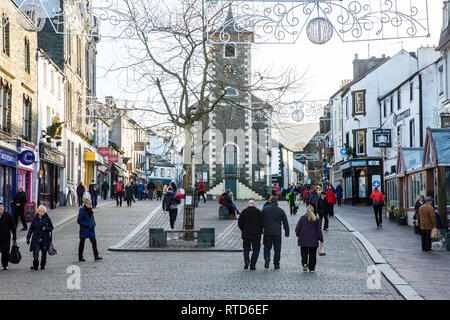 Le centre-ville de Keswick hivers sur une journée avec les gens de shopping et sans objet hall tourist information centre, Lake District, Cumbria, Angleterre Banque D'Images