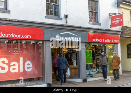 Cotswold outdoor magasin de vêtements dans le centre-ville de Keswick avec ses ventes de janvier sur,Lake District,Cumbria, Angleterre Banque D'Images