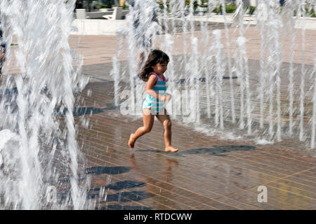 Une fillette de 3 ans joue à Curtis Hixon Waterfront Park dans le centre-ville de Tampa, Floride, USA. Banque D'Images