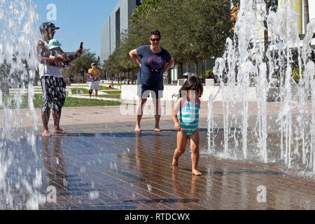 Une fillette de 3 ans joue à Curtis Hixon Waterfront Park dans le centre-ville de Tampa, Floride, USA. Banque D'Images