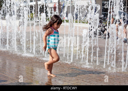 Une fillette de 3 ans joue à Curtis Hixon Waterfront Park dans le centre-ville de Tampa, Floride, USA. Banque D'Images