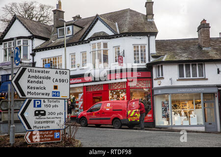 Le centre-ville de Bowness on windermere, Royal Mail postman avec son van recueille,mail,Angleterre,Cumbria Bowness Banque D'Images