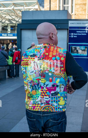 Homme chauve de l'arrière portant un cartoon couverts waitcoat à Londres, Angleterre Banque D'Images