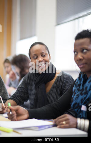 Les adultes dans un autre collège de l'éducation l'étude de l'EFL, l'anglais comme langue étrangère Banque D'Images