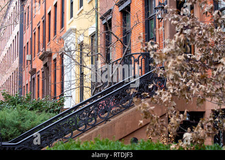 Voir l'appartement coloré de bâtiments et de grès le long de jolie rue, dans la ville de New York. Banque D'Images