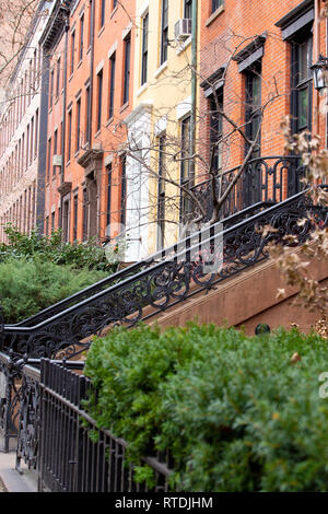 Voir l'appartement coloré de bâtiments et de grès le long de jolie rue, dans la ville de New York. Banque D'Images