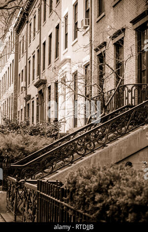 Vue de l'appartement et les bâtiments le long de grès assez street à New York City avec sépia Banque D'Images