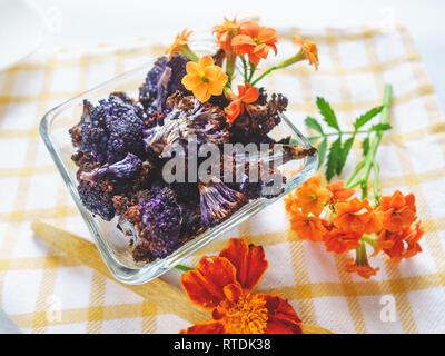 Gros plan du chou-fleur violet rôti et Œillets Banque D'Images