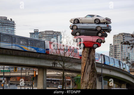 Le centre-ville de Vancouver, Colombie-Britannique, Canada - le 29 novembre 2018 : décès du Skytrain dans la ville moderne lors d'un ciel nuageux en soirée. Banque D'Images