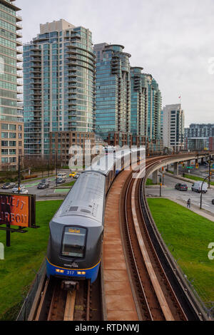 Le centre-ville de Vancouver, Colombie-Britannique, Canada - le 29 novembre 2018 : décès du Skytrain dans la ville moderne lors d'un ciel nuageux en soirée. Banque D'Images