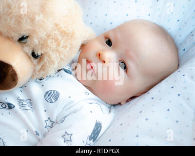 Cute 3 mois vieux mixed race woman asiatiques à heureux sourire et rire à l'appareil photo, Enfants en santé bébé garçon. La moitié moitié Thaï Polish w Banque D'Images