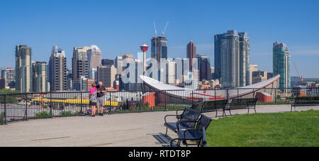 La ville de Calgary avec le Scotiabank Saddledome en premier plan dans la région de Calgary, Alberta. Le Saddledome est la maison pour les Flames de Calgary de la LNH. Banque D'Images