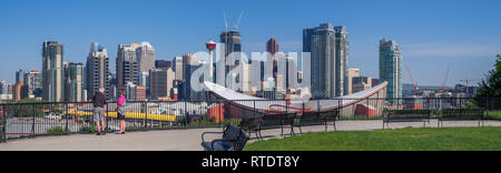 La ville de Calgary avec le Scotiabank Saddledome en premier plan dans la région de Calgary, Alberta. Le Saddledome est la maison pour les Flames de Calgary de la LNH. Banque D'Images