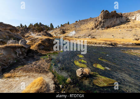 Avis de sources chaudes naturelles à Hot Creek Site géologique. Situé près de Mammoth Lakes, California, United States. Banque D'Images