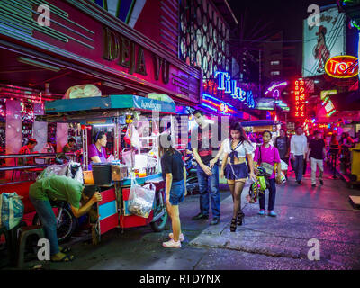 Bangkok, Bangkok, Thaïlande. Feb 27, 2019. Clients à un food sur Soi Cowboy, un des districts de divertissement pour adultes. Bangkok, une ville d'environ 14 millions de dollars, est célèbre pour sa vie nocturne animée. Mais la vraie vie nocturne de Bangkok est vu dans ses marchés et étals de rue, dont beaucoup sont ouverts toute la nuit. Crédit : Jack Kurtz/ZUMA/Alamy Fil Live News Banque D'Images