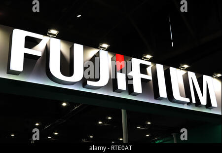 Yokohama, Japon. 28 Février, 2019. L'emblème de l'appareil photo Fujifilm japonais s'affiche en "CP ' camera et exposition photo dans la banlieue de Tokyo, Yokohama le jeudi 28 février, 2019. Quelques 70 000 fans attendent de l'appareil photo pour visiter une exposition de quatre jours. Credit : Yoshio Tsunoda/AFLO/Alamy Live News Banque D'Images