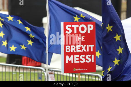 Un Brexit placard avec plusieurs drapeaux de l'UE vu l'extérieur de Westminster malgré la journée de pluie. Banque D'Images