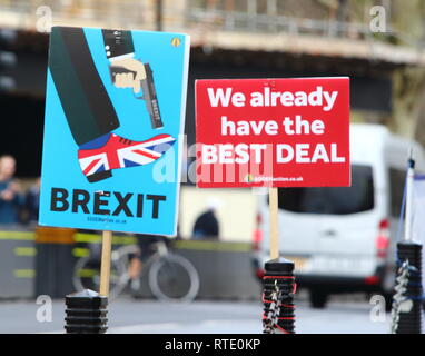 Londres, Royaume-Uni. 28 Février, 2019. Plaques anti Brexit vu l'extérieur de Westminster malgré la journée de pluie. Credit : Keith Mayhew SOPA/Images/ZUMA/Alamy Fil Live News Banque D'Images