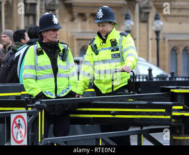 Londres, Royaume-Uni. 28 Février, 2019. Vu la police dans Westminster comme manifestants anti Brexit toujours hors parlement, malgré la journée de pluie. Credit : Keith Mayhew SOPA/Images/ZUMA/Alamy Fil Live News Banque D'Images