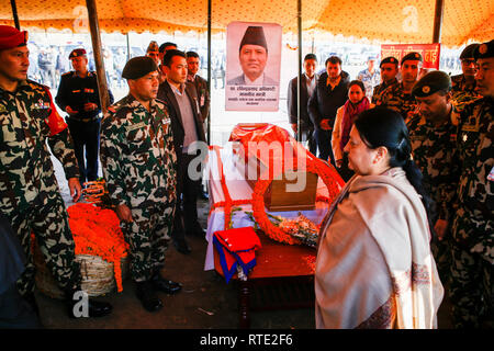 Katmandou, Népal. 1er mars 2019. Le président du Népal Bidya Devi Bhandari vu au cours de l'hommage.Des milliers de personnes et un membre de la famille se sont réunis à un terrain ouvert à Katmandou pour rendre hommage à sept personnes, y compris le ministre du Tourisme et de l'Aviation Civile Rabindra Adhikari qui ont été tués le 27 février dans un accident d'hélicoptère. Credit : Sunil Pradhan SOPA/Images/ZUMA/Alamy Fil Live News Banque D'Images