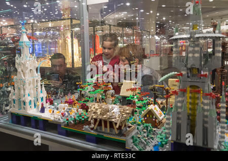 (190301) -- Budapest, 1 mars 2019 (Xinhua) -- Exposition brique Lego est tenue au Musée d'histoire naturelle de la Hongrie à Budapest, Hongrie, le 28 février 2019. La plus grande tournée de l'exposition de brique Lego ouvert à Budapest hongrois du Musée d'Histoire Naturelle. L'exposition présentait des statues grandeur nature de Lego Batman et son célèbre Batmobile, et le plus gros avion du remake du président US Air Force One parmi de nombreuses autres créations Lego. (Xinhua/Volgyi Attila) Banque D'Images