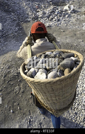 Pohkara, Népal. 20e Août, 2018. Un homme vu porter des pierres sur un site minier sur les rives de la rivière Seti, Pokhara, Népal.Pokhara est la deuxième plus grande ville du Népal. C'est la destination pour ceux qui souhaitent se lancer dans un trekking voyage à travers l'Himalaya. Credit : Enzo Tomasiello SOPA/Images/ZUMA/Alamy Fil Live News Banque D'Images