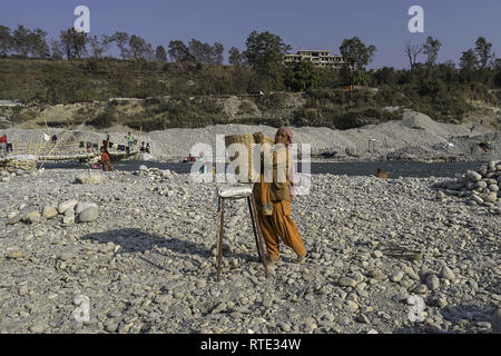 Pohkara, Népal. 20e Août, 2018. Une femme vu porter des pierres sur un site minier sur les rives de la rivière Seti, Pokhara, Népal.Pokhara est la deuxième plus grande ville du Népal. C'est la destination pour ceux qui souhaitent se lancer dans un trekking voyage à travers l'Himalaya. Credit : Enzo Tomasiello SOPA/Images/ZUMA/Alamy Fil Live News Banque D'Images