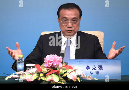 Beijing, Chine. Nov 6, 2018. Le Premier ministre chinois Li Keqiang prend la parole lors d'une conférence de presse conjointe à la troisième Table ronde '16' à Beijing le 6 novembre 2018. Le groupe a appelé à "l'amélioration de la gouvernance économique mondiale basée sur les principes de consultation, de coopération et de prestations pour tous." Le groupe a également exprimé des préoccupations de protectionnisme commercial. Credit : Todd Lee/ZUMA/ZUMAPRESS.com/Alamy fil Live News Banque D'Images