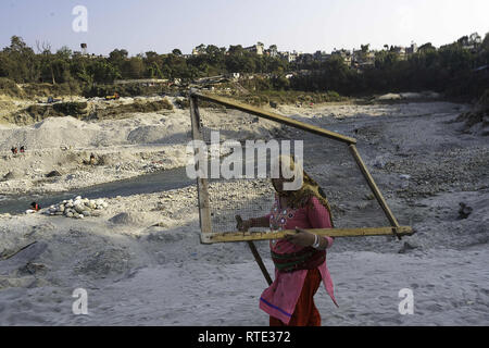Pohkara, Népal. 20e Août, 2018. Une dame vu porter un écran sur les rives de la rivière Seti, Pokhara, Népal.Pokhara est la deuxième plus grande ville du Népal. C'est la destination pour ceux qui souhaitent se lancer dans un trekking voyage à travers l'Himalaya. Credit : Enzo Tomasiello SOPA/Images/ZUMA/Alamy Fil Live News Banque D'Images