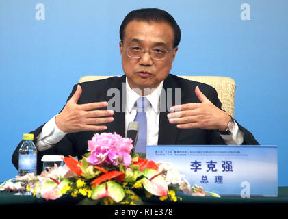 Beijing, Chine. Nov 6, 2018. Le Premier ministre chinois Li Keqiang prend la parole lors d'une conférence de presse conjointe à la troisième Table ronde '16' à Beijing le 6 novembre 2018. Le groupe a appelé à "l'amélioration de la gouvernance économique mondiale basée sur les principes de consultation, de coopération et de prestations pour tous." Le groupe a également exprimé des préoccupations de protectionnisme commercial. Credit : Todd Lee/ZUMA/ZUMAPRESS.com/Alamy fil Live News Banque D'Images