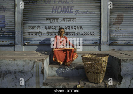 Pohkara, Népal. 20e Août, 2018. Une dame vu la vente de fruits sur les rues de Pokhara, Népal.Pokhara est la deuxième plus grande ville du Népal. C'est la destination pour ceux qui souhaitent se lancer dans un trekking voyage à travers l'Himalaya. Credit : Enzo Tomasiello SOPA/Images/ZUMA/Alamy Fil Live News Banque D'Images