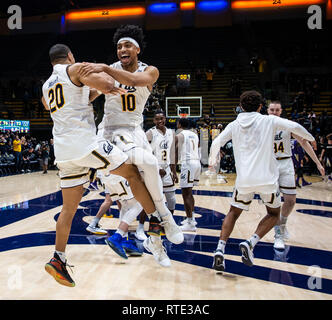 Berkeley, CA, USA. 28 Février, 2019. A. Protection de la Californie Matt Bradley (20) et de l'avant la Justice Sueing (10) célébrer une victoire étonnante classé n°25 sur l'AP Washington après le match de basket-ball NCAA entre les Huskies de Washington et le California Golden Bears. La Californie a gagné 76-73 à Berkeley en Californie, Pavillon Hass Thurman James/CSM/Alamy Live News Banque D'Images