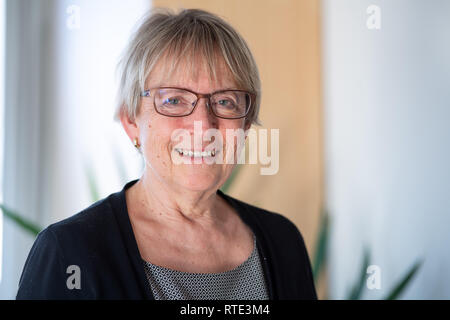 Stuttgart, Allemagne. 28 Février, 2019. Brigitte Dahlbender, présidente de la Fédération de Russie, de l'environnement en Bade-Wurtemberg, s'élève au cours de l'entrevue avec le Nabu fédération de l'environnement dans son bureau. Crédit : Sébastien Gollnow/dpa/Alamy Live News Banque D'Images