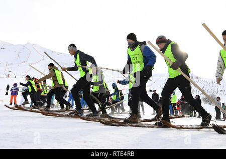 (190301) -- ALTAY, 1 mars 2019 (Xinhua) -- Photo prise le 16 janvier 2019 montre les gens porter de la fourrure des snowboards prenant part à une ancienne compétition de ski dans l'Altaï, dans le nord-ouest de la Chine La région autonome du Xinjiang Uygur. Silanbek Sahshi, un homme de 65 ans d'ethnie kazakhe, est un héritier de fourrure traditionnel-snowboard de décisions au Xinjiang. Comme l'héritier de la quatrième génération de sa famille, Silanbek a été engagé dans l'artisanat depuis près de 50 ans.La fourrure snowboards sont faits de bois de bouleau ou de pin et couverte de horsehide. L'horsehide peut fournir la friction lorsqu'on remonte une pente, comme les skieurs Banque D'Images