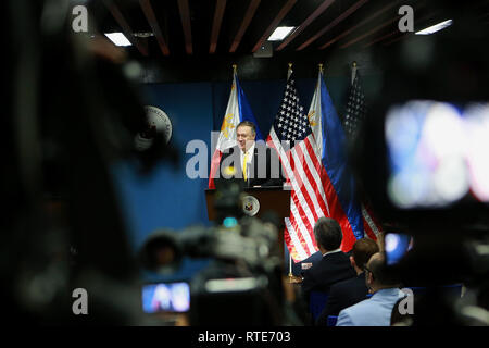 Pasay City, Philippines. 1er mars 2019. Secrétaire d'État américain Michael Pompeo parle au cours d'une conférence de presse conjointe avec le secrétaire des Affaires étrangères philippin Teodoro Locsin (pas dans le photo) à Pasay City, Philippines, le 1 mars 2019. Credit : Rouelle Umali/Xinhua/Alamy Live News Banque D'Images