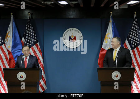 Pasay City, Philippines. 1er mars 2019. Secrétaire d'État américain Michael Pompeo (R) est à l'écoute de secrétaire des Affaires étrangères philippin Teodoro Locsin durant leur conférence de presse conjointe à Pasay City, Philippines, le 1 mars 2019. Credit : Rouelle Umali/Xinhua/Alamy Live News Banque D'Images