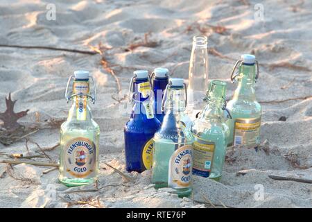 Schleswig, Deutschland. Feb 27, 2019. À gauche, les bouteilles de bière vides sont dans la lumière du soir dans le sable de l'Luisenbad dans Schleswig. Utilisation dans le monde entier | Credit : dpa/Alamy Live News Banque D'Images