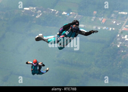 Malang, Indonésie. 1er mars 2019. Indonesian Air Force les membres participent à une formation de parachutistes à Malang, Java Est, Indonésie, le 1 mars 2019. Credit : Aditya Hendra/Xinhua/Alamy Live News Banque D'Images