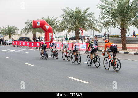 Ras Al Khaimah, Ras Al Khaimah, Émirats arabes unis. 1er mars 2019. Les cyclistes vu racing lors de la sixième étape de la course cycliste professionnelle seulement au Moyen-Orient qui a été achevé à Jabal Siae Mountain à Ras Al Khaimah. L'étape de 180 km a commencé à Ajman et terminé à Jabal Siae Mountain. L'actuel chef de l'équipe de Primoz Roglic était-Jumbo VISMA. Crédit : Mike Hook/SOPA Images/ZUMA/Alamy Fil Live News Banque D'Images