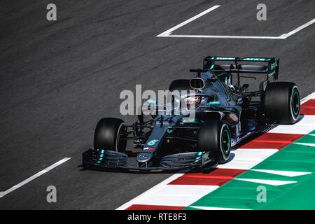 Barcelone, Espagne. 06Th Mar, 2019. LEWIS HAMILTON (GBR) équipe de lecteurs dans sa Mercedes W10 pendant huit jours de l'hiver Formule 1 essais au Circuit de Catalunya Crédit : Matthias Rickenbach/Alamy Live News Banque D'Images