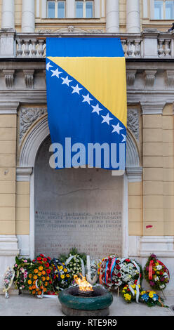 Sarajevo, Bosnie-et-Herzégovine. 1er mars 2019. . Drapeau bosniaque et couronnes autour d'une flamme éternelle pour l'indépendance Jour Crédit : Vedad Ceric/Alamy Live News Banque D'Images