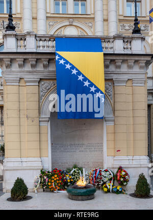 Sarajevo, Bosnie-et-Herzégovine. 1er mars 2019. . Drapeau bosniaque et couronnes autour d'une flamme éternelle pour l'indépendance Jour Crédit : Vedad Ceric/Alamy Live News Banque D'Images