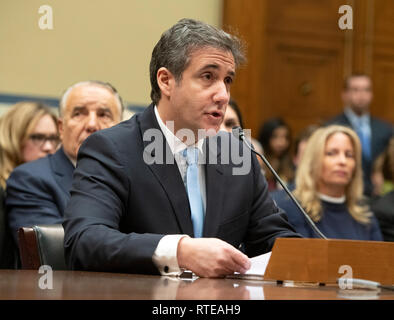 Michael Cohen, ancien procureur au président des États-Unis, Donald J. Trump, témoigne devant le comité de la Chambre sur la surveillance et de la réforme sur la colline du Capitole à Washington, DC, le mercredi 27 février, 2019. Credit : Ron Sachs / CNP/MediaPunch (restriction : NO New York ou le New Jersey Journaux ou journaux dans un rayon de 75 km de la ville de New York) Banque D'Images